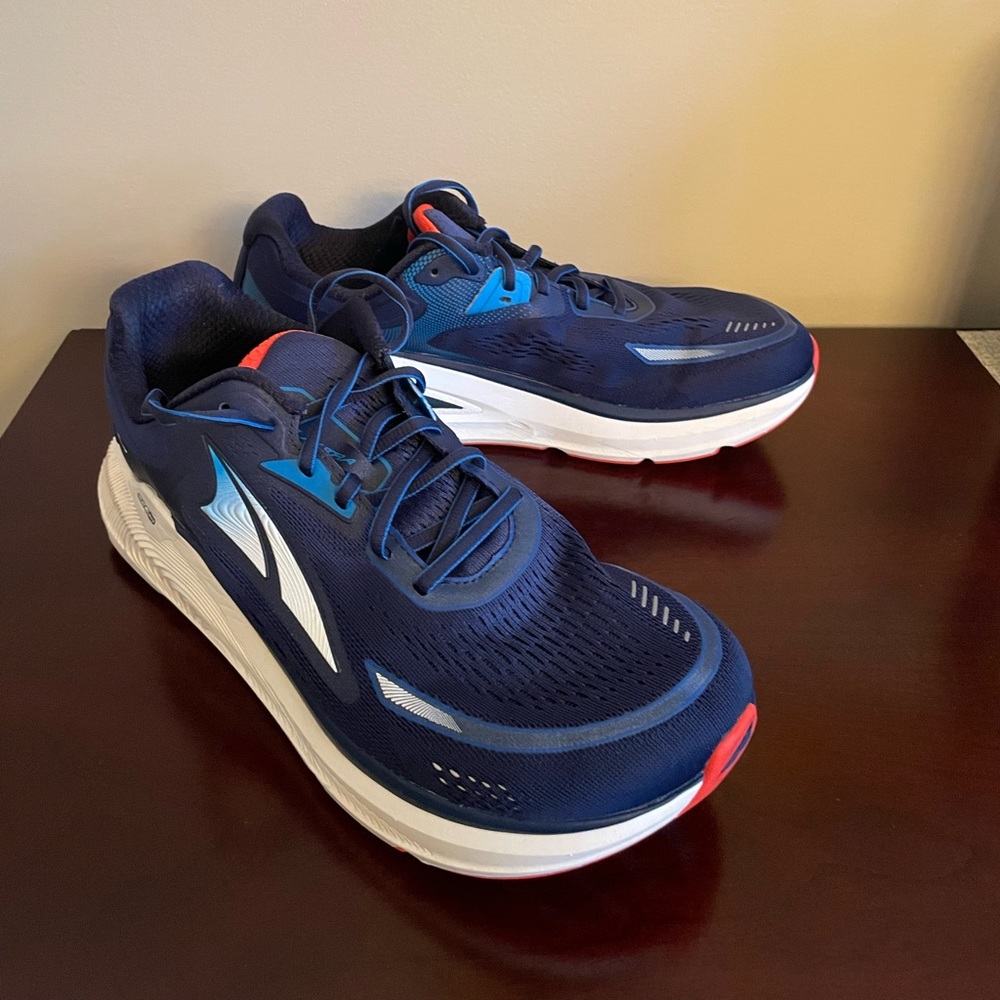 Altra Paradigm Size 9 in mens.  Worked a hand full of times.